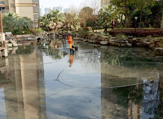 绥芬河景观池淤泥清理