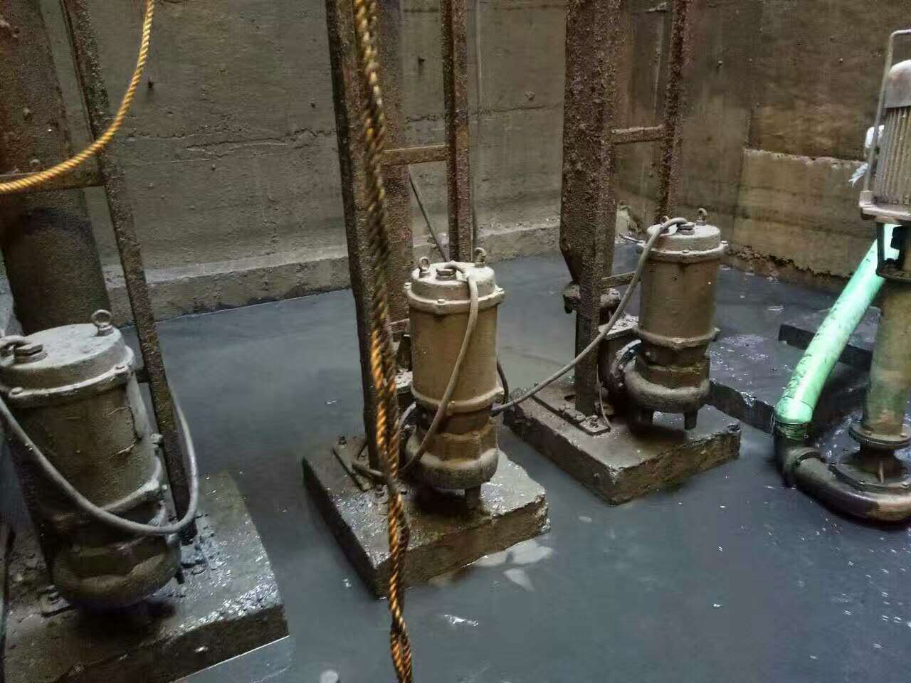 绥芬河污水池清理