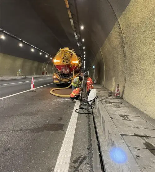 绥芬河隧道排水渠清淤